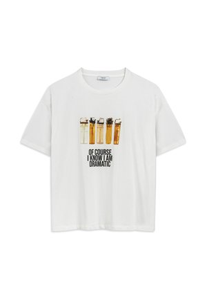 Camiseta blanca de algodón con un corte relajado, que presenta una ilustración de cinco mechero y el texto "CLARO QUE SÉ QUE SOY DRAMÁTICO" abajo.