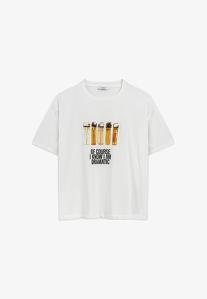 Bílý bavlněný tričko s uvolněným střihem, které má ilustraci pěti zapalovačů a text "SAMOZŘEJMĚ, ŽE VÍM, ŽE JSEM DRAMATICKÝ" pod ním.