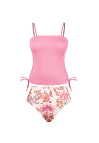 Biquini de dos piezas que incluye una parte superior tipo tank top de rayas en color rosa con tirantes ajustables y una parte inferior de cintura alta adornada con coloridos patrones florales.