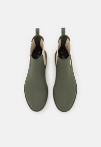 Stivaletti impermeabili verdi fino alla caviglia, con una superficie liscia, alette per il pull e un interno beige a contrasto. Taglia 37 marcata all'interno.