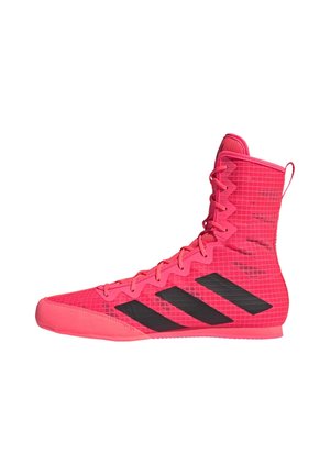Hochgeschnittener, leuchtend pinker Boxschuh mit schwarzen Adidas-Streifen, Schnürung vorne und strukturiertem Rastermuster am Obermaterial.