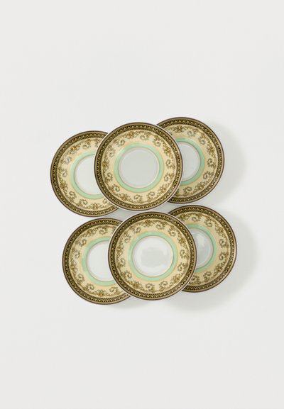 Έξι διακοσμητικά κεραμικά πιατάκια με χρυσές, μαύρες και τιρκουάζ διακοσμητικές μοτίβες, διατεταγμένα σε επικαλυπτόμενες σειρές σε λευκό φόντο.