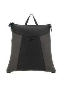 Zaino in pelle nera con finitura testurizzata, dotato di manico superiore, chiusura con zip e dettaglio logo sulla parte anteriore.