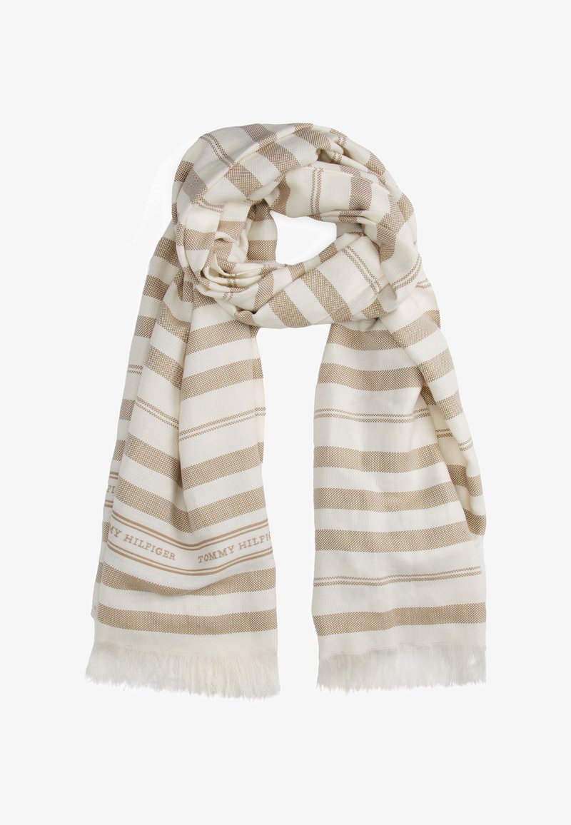 Écharpe rayée crème et beige avec des extrémités à franges et un détail de texte discret le long d'un bord.