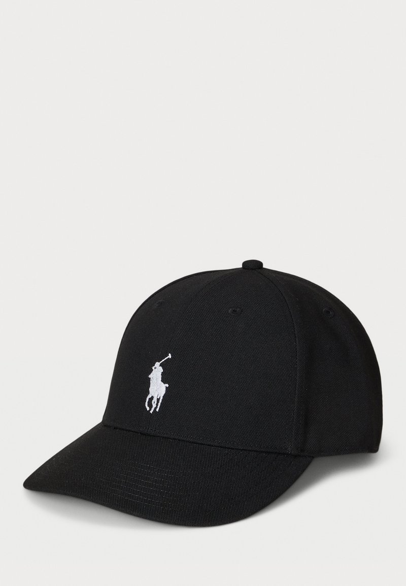 Casquette de baseball noire en tissu avec une visière incurvée, affichant un logo brodé blanc d'un joueur de polo. Pas de motifs ou d'accents visibles.