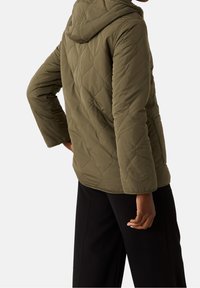 Prošívaná olivově zelená bunda s kapucí, texturovaným povrchem, předními kapsami a středně dlouhým střihem.