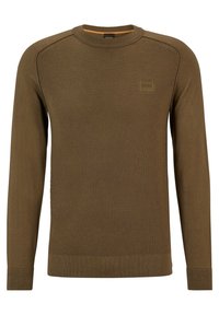 Olivgrön tröja i texturerat stickat material, med rund halsringning, långa ärmar och en liten logotyp på bröstet.