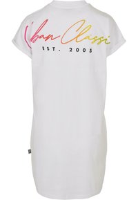 Robe blanche à manches courtes avec revers retroussés, arborant un texte coloré "Urban Classic EST. 2005" sur le haut du dos.