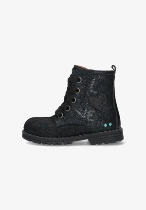 Stivaletto nero con texture glitterata, punta rotonda, lacci neri, design a forma di cuore e dettagli turchesi sui lati. Suola in gomma per una migliore aderenza.