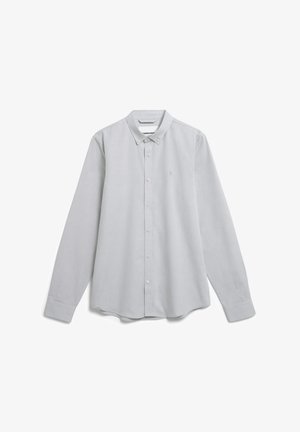 Chemise boutonnée à manches longues gris clair avec un col pointu, présentant un logo subtil et un tissu lisse et texturé.