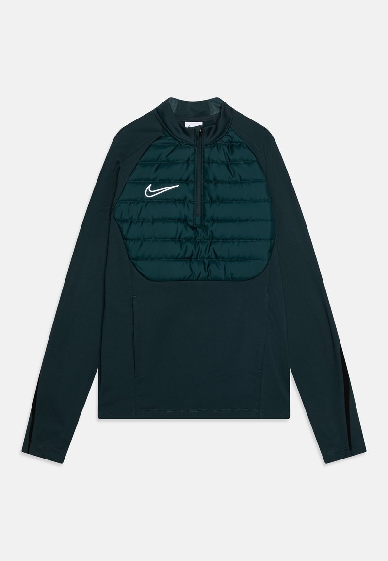 Sudadera de color verde oscuro con un zipper de cuarto. La sección frontal acolchada presenta un detalle de costura. Tela suave en las mangas y los lados. Logotipo de Nike exhibido.
