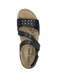 Zwarte sandaal met geperforeerde leren banden, verstelbare gesp en een gevormde beige voetbed met een bladdesign.