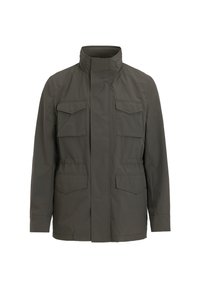 Giacca da uomo di un verde oliva scuro realizzata in tessuto liscio. Presenta un colletto alto, chiusura con zip e diverse tasche frontali con dettagli a patta.