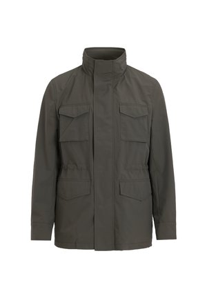 Donker olijfgroene mannenjacket van gladde stof. Heeft een hoge kraag, ritssluiting en meerdere voorkruiden met flapdetails.