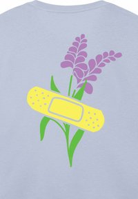 Geltona tvarsliava guli tarp violetinių gėlių, priešingai šviesiai mėlynai fone, simbolizuodama gijimą ir rūpestį.