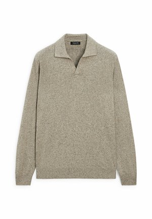 Hellbrauner Langarm-Pullover aus Strick mit Kragen und V-Ausschnitt, Rippbündchen an Ärmelenden und Saum, flach auf weißem Hintergrund liegend.