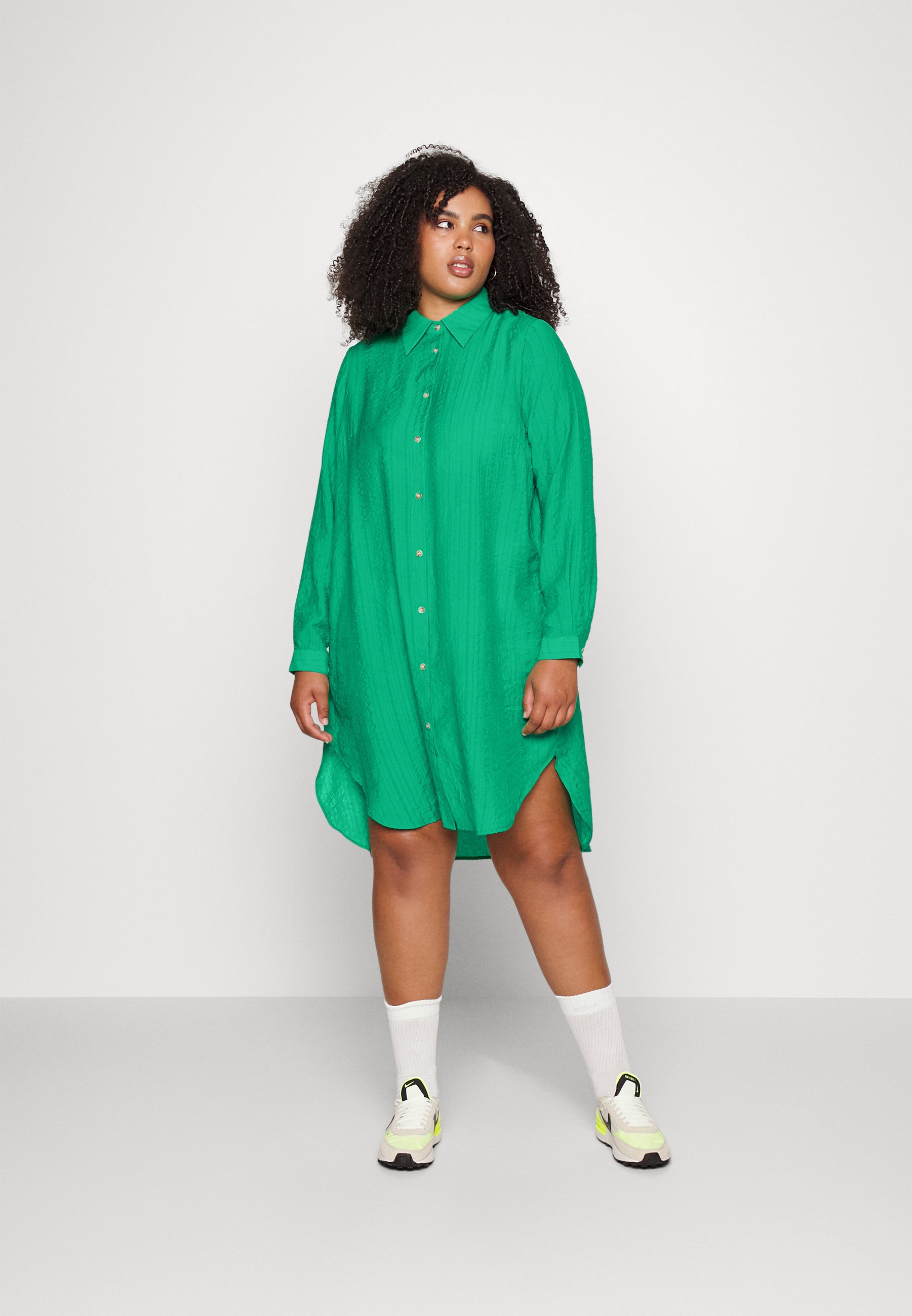 ONLY Carmakoma CARVANDA KNEE SHIRT DRESS - Blousejurk - lush meadow/groen -  Zalando.nl