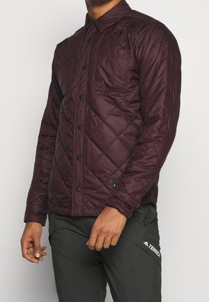 Burgunderfarbene wattierte Jacke mit Knopfleiste, zwei Brusttaschen und Kragen. Glatte Textur, ausgestattet mit schwarzen Knöpfen und einem kleinen Markenlabel.