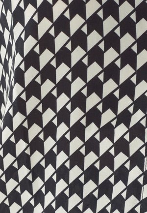 Tkanina s vzorom, ki prikazuje geometrijski dizajn iz izmeničnih črno-belih puščic, z teksturirano površino in ponavljajočim se motivom po celotni površini.