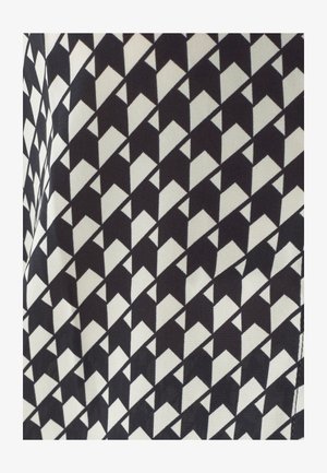 Tkanina s vzorom, ki prikazuje geometrijski dizajn iz izmeničnih črno-belih puščic, z teksturirano površino in ponavljajočim se motivom po celotni površini.