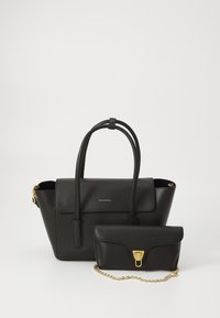 Sac à main en cuir noir texturé avec double poignées, matériel en or, et une petite pochette détachable avec une chaîne et un fermoir.