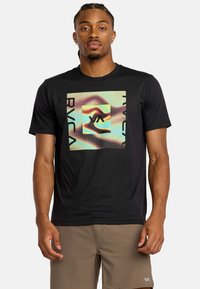 Schwarzes Baumwoll-T-Shirt mit einem bunten Grafikdesign in der Mitte, das den Text "BVCA" und ein stilisiertes Logo zeigt, Rundhalsausschnitt.