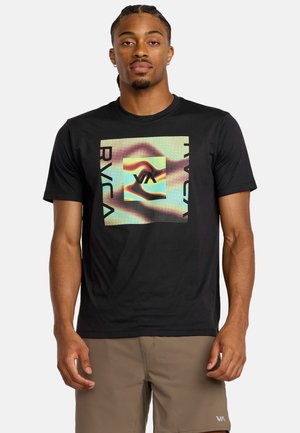T-shirt nera in cotone con un design grafico colorato al centro, con la scritta "BVCA" e un logo stilizzato, collezione girocollo.