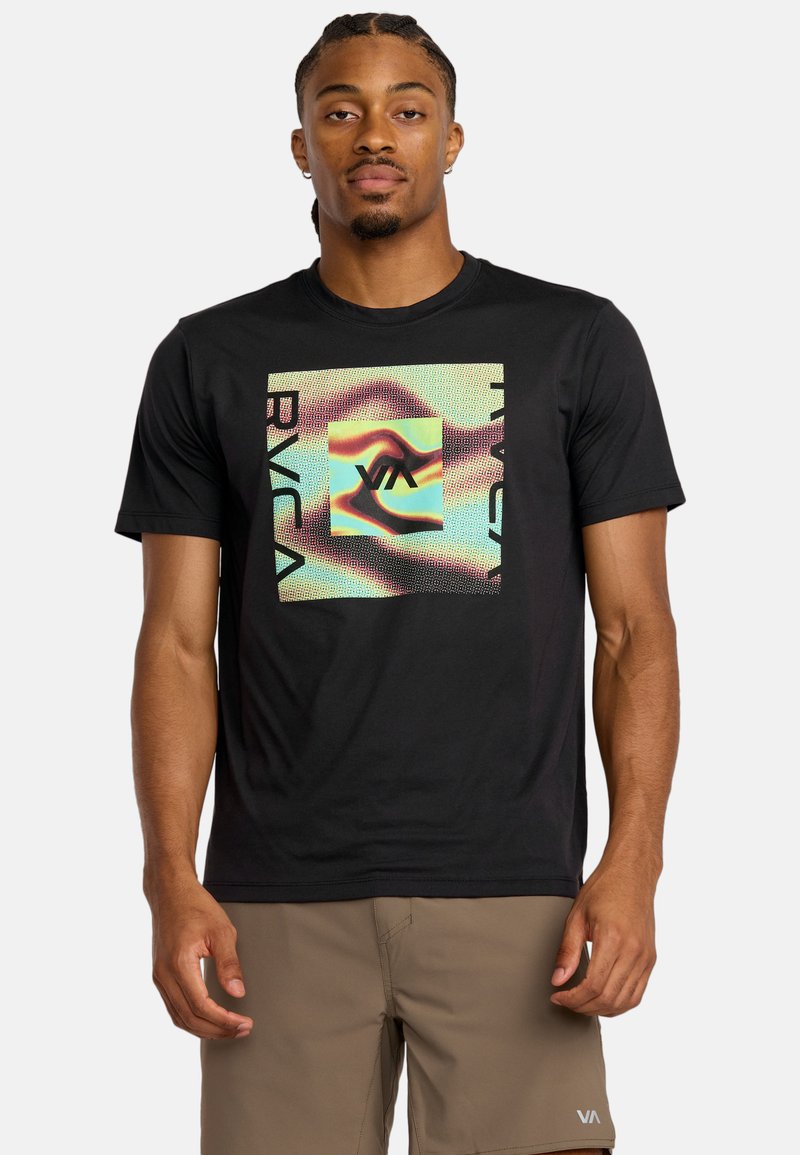 Schwarzes Baumwoll-T-Shirt mit einem bunten Grafikdesign in der Mitte, das den Text "BVCA" und ein stilisiertes Logo zeigt, Rundhalsausschnitt.