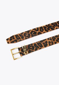 Luipaardprint riem met een gouden rechthoekige gesp en decoratieve hardware. Gemaakt van textuurmateriaal, met een kleurcontrast van zwart en tan.