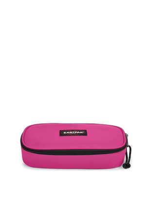 Trousse à crayons rectangulaire en tissu rose vif avec fermeture éclair noire et patch logo Eastpak sur le dessus, fermée et à plat sur fond blanc.