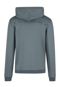 Šedá mikina s kapucí, s žebrovanými manžetami a lemem, která má vyražený název značky na horní části zad a texturované boční panely.