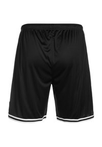Pantalones cortos deportivos negros hechos de material ligero, con una cinturilla elástica y rayas blancas de acento en el dobladillo. Textura suave.