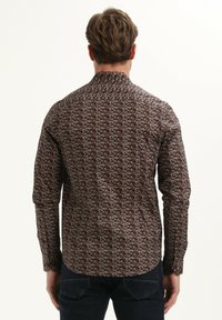 Herenoverhemd van donkerbruin stof, met een herhalend geometrisch patroon in gedempte kleuren. Lange mouwen met knopenmanchetten, standaard kraag.