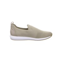 Beiger Slip-on-Sneaker mit gestricktem Obermaterial, weißer Sohle und Zuglasche an der Ferse, entworfen für den Freizeitgebrauch.