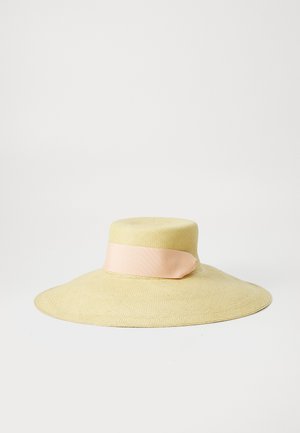 Bred med bred skygge laget av lyst gult strå med et pastellrosa stoffbånd rundt toppen. Har en jevn, teksturert overflate.