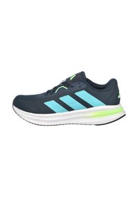Zapatillas de running con parte superior de malla azul oscuro, con franjas azul claro y detalles en verde neón. Entresuela blanca con suela negra.