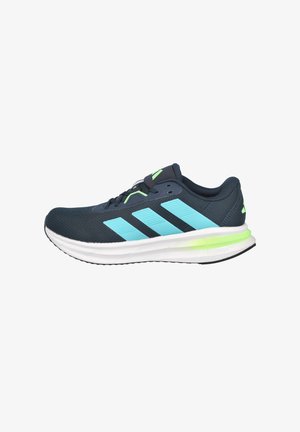 Zapatillas de running con parte superior de malla azul oscuro, con franjas azul claro y detalles en verde neón. Entresuela blanca con suela negra.