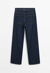 Dunkelblaue Denim-Jeans mit geradem Bein, zwei Gesäßtaschen, Gürtelschlaufen und einem kleinen Schnallen-Detail am Bund.