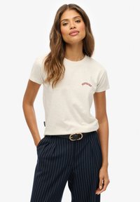 Jasnoszara bawełniana koszulka z kr�ótkim rękawem z czerwonym napisem "SUPERDRY". Połączona z granatowymi spodniami w paski i czarnym paskiem z złotą klamrą.