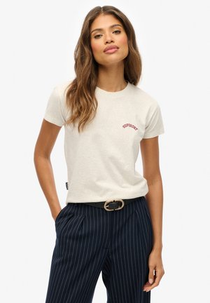 T-shirt en coton gris clair à manches courtes avec le texte rouge "SUPERDRY". Association avec un pantalon bleu marine à rayures et une ceinture noire avec une boucle dorée.