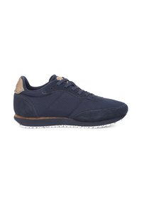 Marineblaue Sportschuh mit einem Obermaterial aus Mesh, Wildlederakzenten und einer strukturierten, braunen Ferse. Weiße, gesprenkelte Außensohle für zusätzlichen Detailreichtum.