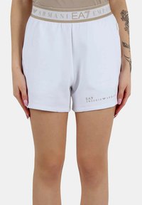Vita shorts i mjukt tyg med en bred elastisk midja med "EA7 Emporio Armani"-logotyp och en liten logotyp längst ner till vänster.