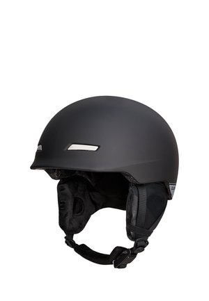 Matzwarte ski- of snowboardhelm met gevoerde oorkappen, verstelbare kinriem en kleine ventilatiesleuven aan de voorkant.