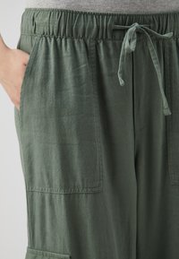 GAP PULL ON - Hlačami s stranskimi žepi - laurel wreath