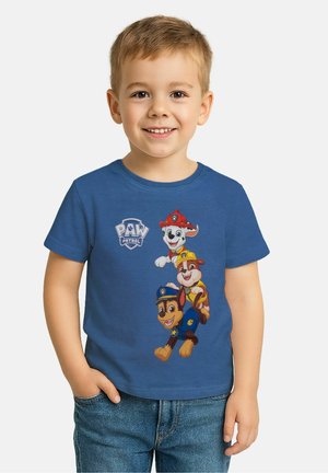 Maglietta di cotone blu con personaggi di cartoni animati dei "Paw Patrol", con un logo nell'angolo in alto a sinistra e personaggi colorati e dettagliati.