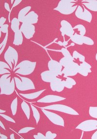 Rosa Stoff mit einem floralen Muster in Weiß, das verschiedene Blütenformen und Blattakzente zeigt. Glatte Textur mit vertikalen Streifendetails.