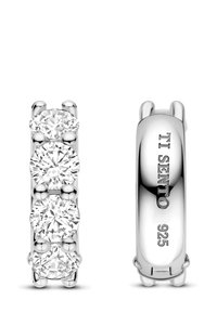 Silberne Creolen mit drei prominent eingesetzten, klaren, rund geschliffenen Zirkonia-Steinen. Seitlich mit "TI SENTO" und "925" graviert.