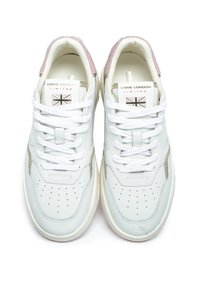 Sneakers bianchi in pelle con dettagli rosa, punta arrotondata, dettagli perforati e lacci bianchi. Presenta il logo del marchio sulla linguetta e sul lato.