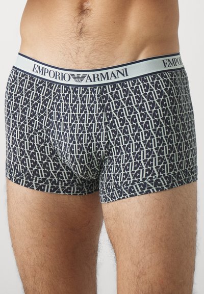 Námornícke boxerky s celoplošným geometrickým vzorom, s svetlomodrým elastickým pásom s logom "Emporio Armani". Elastický materiál.