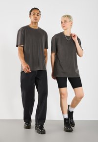 YOURTURN UNISEX BASIC GARMENT WASHED - Jednoduché tričko - asphalt